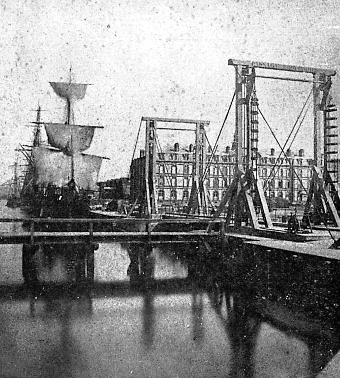 Pont de l'Eure entre les bassins Vauban et de l'Eure.- Photographie, vers 1900, tirée de Le Havre, 273 photographies anciennes, 1967 (AM. Le Havre).