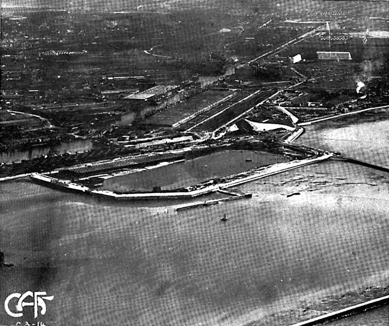 Chantier de la forme 7, vers 1920.- Photographie, tirée de Le Havre, 273 photographies anciennes/ L'Escale (B.M. Le Havre).