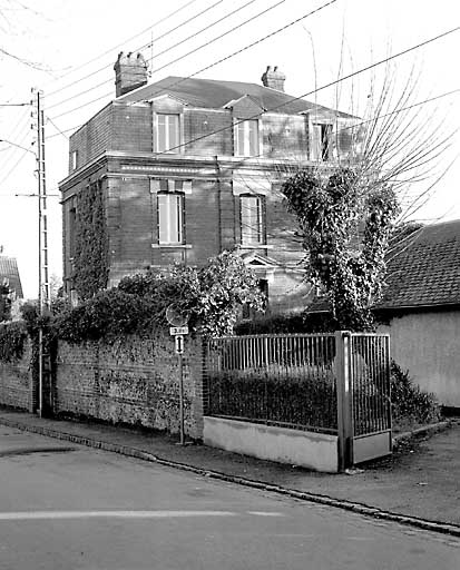 Logement, vue d'ensemble depuis la rue.