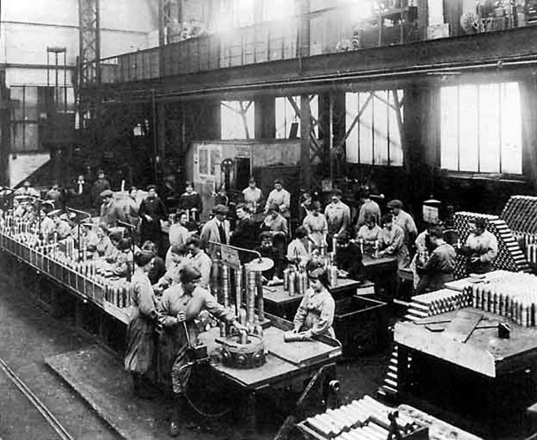 ouvrières fabricant des obus dans les chantiers Augustin-Normand.- Photographie, vers 1915 (Coll. part.).