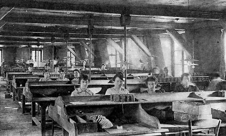 Atelier de capage des cigares "picaduros".- Carte postale, vers 1910 (Coll. part.).