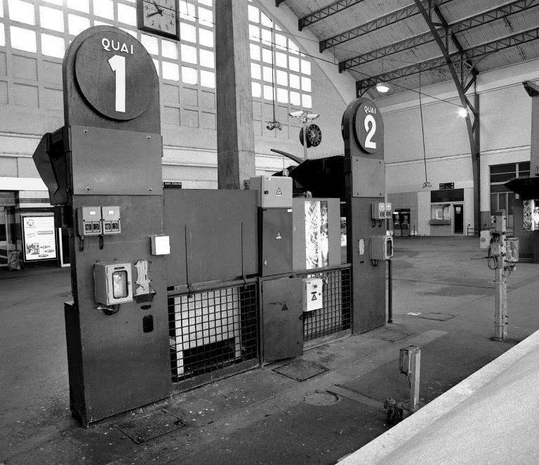 Hall des trains, détail des panneaux de signalisation.