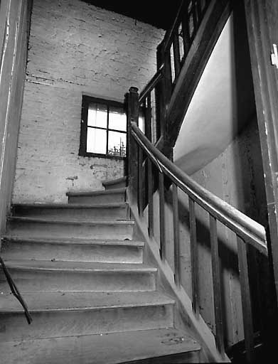 Atelier de fabrication, escalier de distribution intérieure.