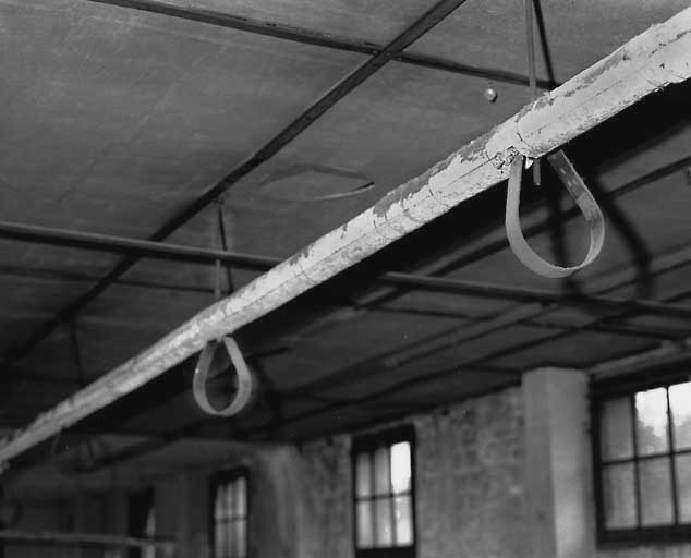 Atelier de fabrication, 1er étage, vue intérieure, axe muni de courroies, détail