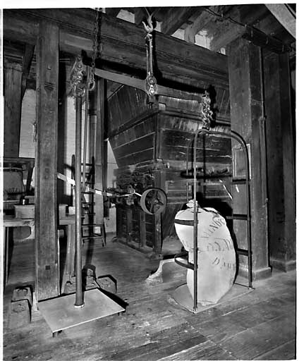 Atelier principal, 1er étage (salle des broyeurs), vue intérieure : balance à fléau et chambre à farine.