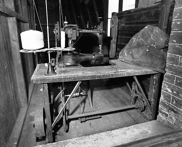 Atelier secondaire, 1er étage, vue intérieure : machine à coudre servant à la répartion des sacs