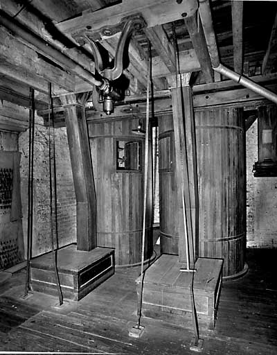 Atelier principal, 2e étage (salle des sasseurs), vue intérieure : silos à farine