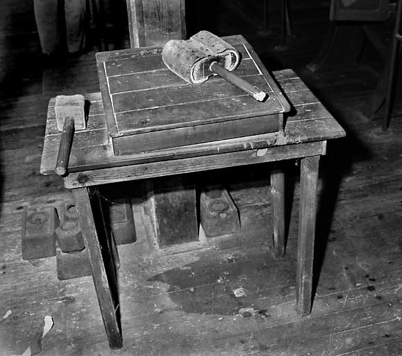 1er étage, vue intérieure : table de pesée et marteau utilisé pour désengorger les conduits à farine.