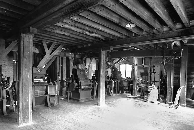 Atelier principal, 1er étage, salle des broyeurs, vue intérieure.