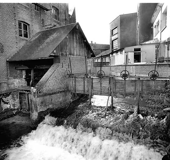 Bâtiment d'eau et vannages.