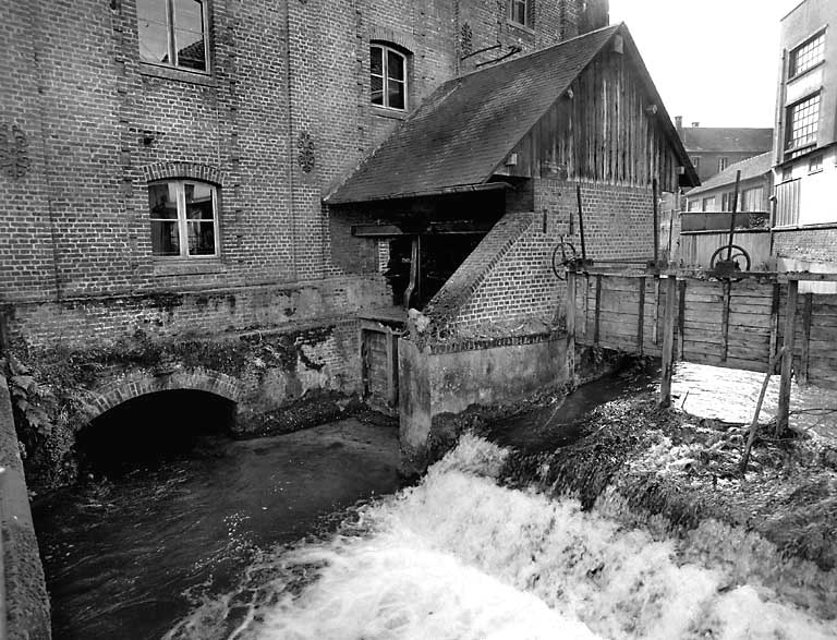 Canal de décharge, bâtiment d'eau et vannages.