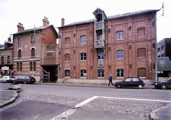 Logement et minoterie, façades nord-est sur rue, vue générale.