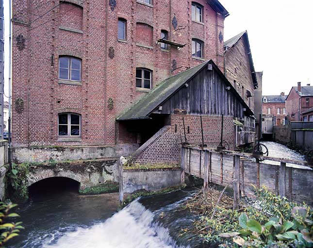 Bâtiment d'eau, vannages et canal de dérivation, vue générale.