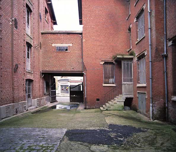 Vue partielle de la cour, passage faisant la liaison entre le logement et l'atelier principal.