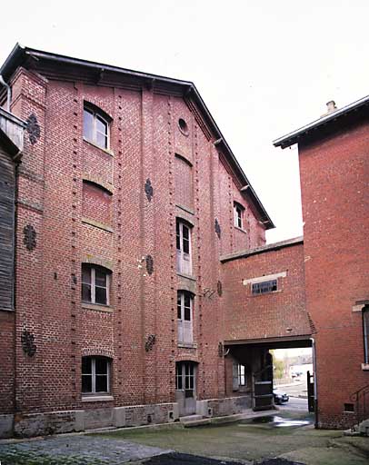 Atelier principal, pignon sud-est sur cour, vue générale.