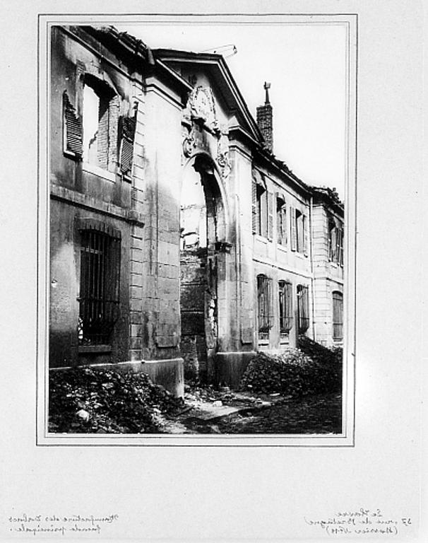 La porte de la Manufacture de tabacs après les bombardements de 1944.- Photographie, 1944  (CRMH Haute-Normandie).