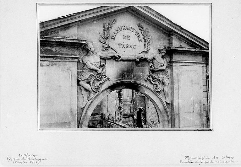 Porte de la manufacture des tabacs, détail du fronton après les bombardements de 1944.- Photographie, 1944 ( CRMH Haute-Normandie).