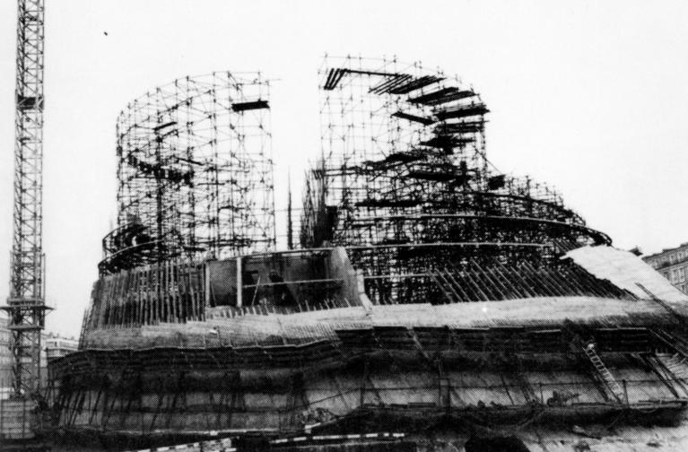 Charpente et coffrage du grand bâtiment.- photographie par Daniel Fondimare, début 1981, tirée de : Monuments, monuments, Le Havre et sa reconstruction/ Christiane Maubant et Frank Duboc, 1984.