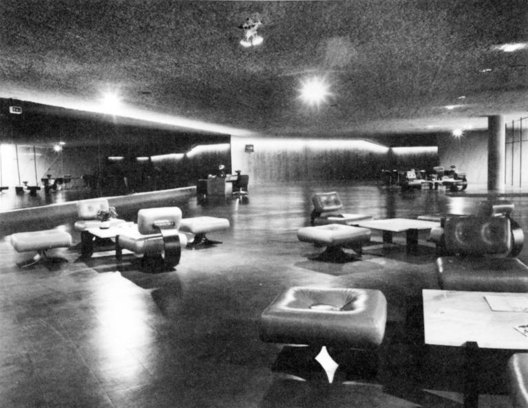 Hall d'accueil du petit bâtiment de la maison de la culture.- Photographie, par Gérard Lecompte, 1982, tirée de : Monuments, monuments, Le Havre et sa reconstruction/Christiane Maubant et Frank Duboc, 1984