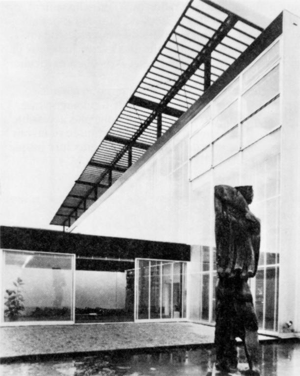 La salle de conférence et la façade sud, au premier plan, la statue du Navigateur d'Ossip Zadkin, 1965.- Photographie, tirée de : Monuments, monuments, Le Havre et sa reconstruction /catalogue par Christiane Maubant et Frank Duboc.  Le Havre : Musée des Beaux-Arts André Malraux, 1984