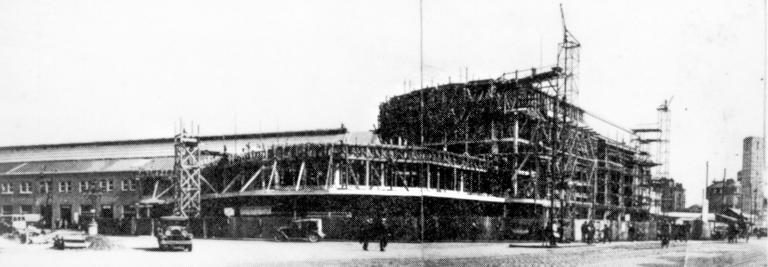 Construction du hall des voyageurs et des bagages, 1932.- Photographie, tirée de : Monuments, monuments / exposition, 1984