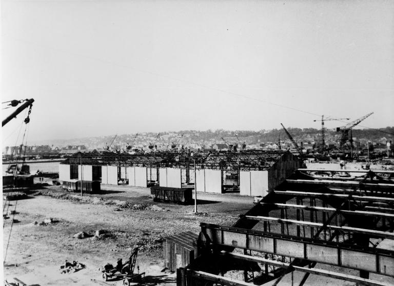 Montage du hangar n° 3, modèle préfabriqué anglais.- Photographie, 1946 (Archives de la CGM-French lines).