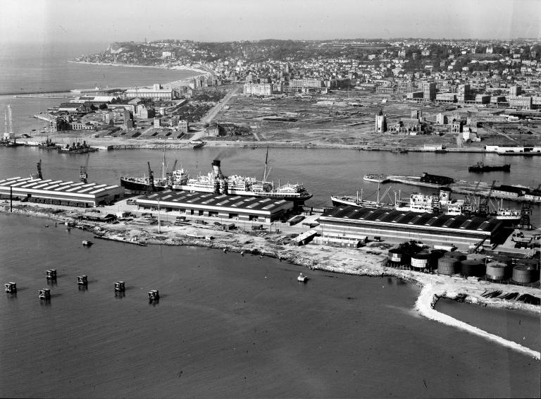 Vue aérienne du quai d'Escale et de ses hangars, face à la table rase du centre ville.-Photographie atelier photographique du PAH, 1950 (Port autonome du Havre. F4/12-9).