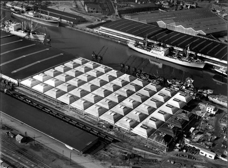 Vue aérienne du hangar n°54, dit Hangar aux cotons, en construction.- Photographie atelier photographique du PAH, 1951 (Port autonome du Havre. F7/17-3).