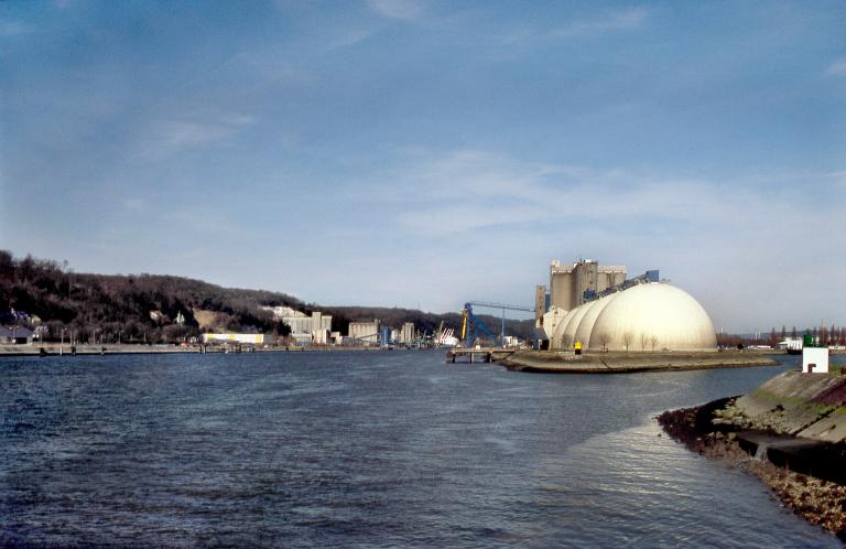 Vue générale depuis la rive gauche du fleuve en aval.