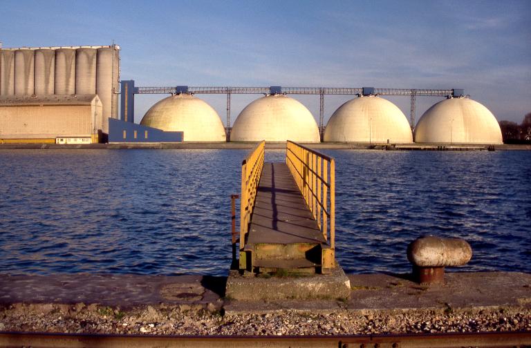 Vue générale depuis la rive droite du fleuve.