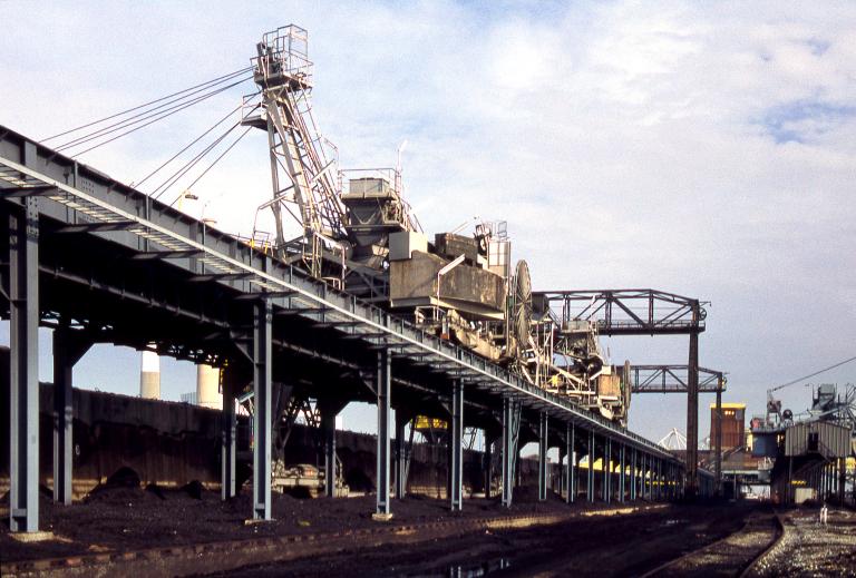 Portique de déchargement et transporteur à bande.