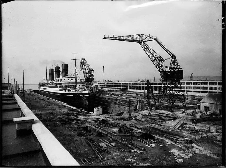 Le paquebot Atlantique en travaux dans la forme VII. Photographie, 1932 (Port autonome du Havre).