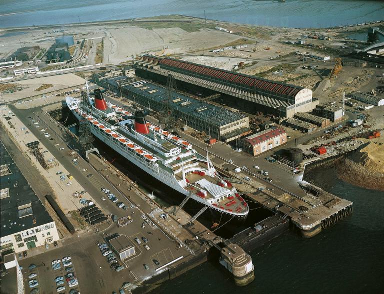 Vue aérienne du paquebot France en travaux dans la forme VII.- Photographie, par Henrard, 1964 (Musées Historiques du Havre).