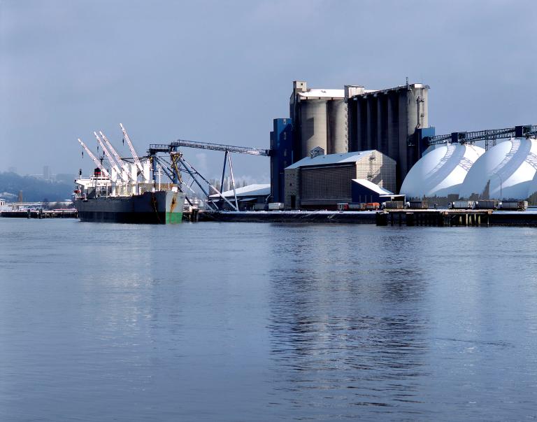 Vue partielle depuis la rive droite du fleuve.