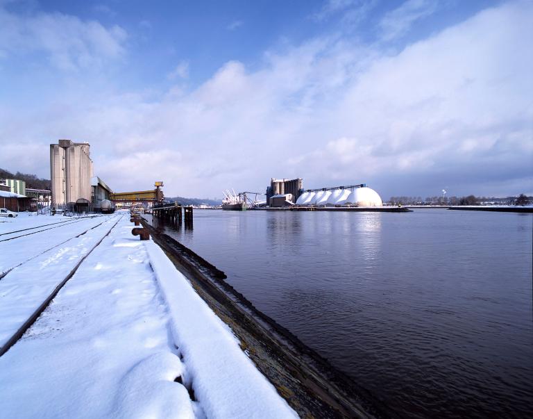 Vue générale depuis la rive droite du fleuve en aval.