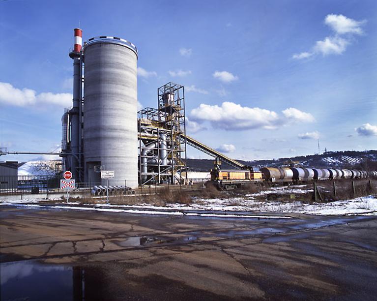 Infrastructures de stockage et d'expédition des vracs solides de type bauxite et engrais.