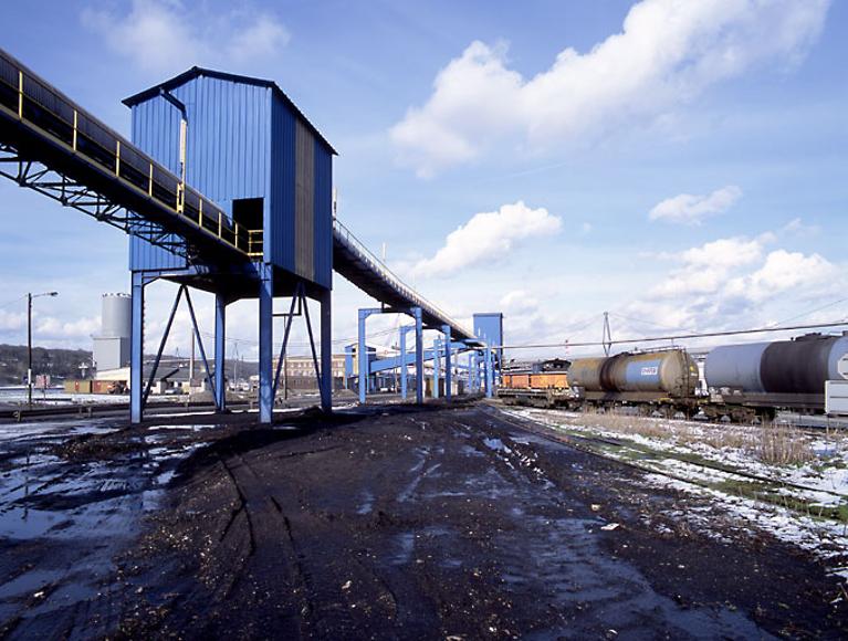 Convoyeur à bandes et aire de stockage et d'expédition des vracs solides de type bauxite et engrais.