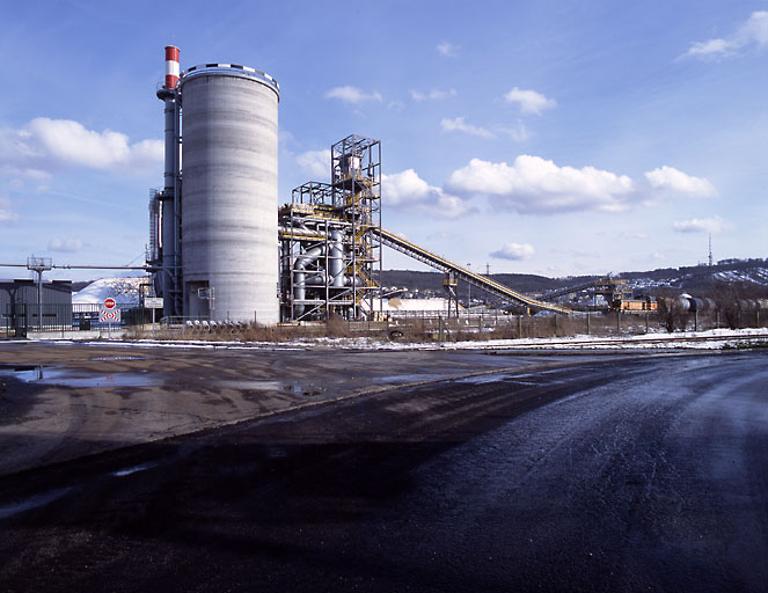 Infrastructures de stockage et d'expédition des vracs solides de type bauxite et engrais.