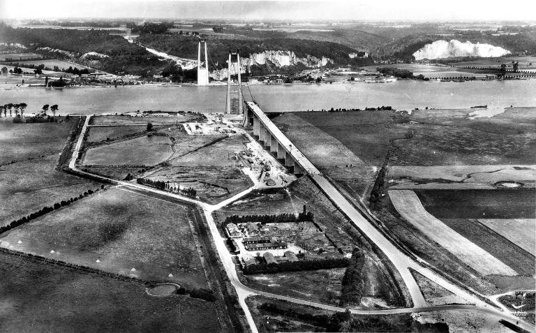 Vue aérienne du pont en construction.- Photographie, 1956 (GPMH).