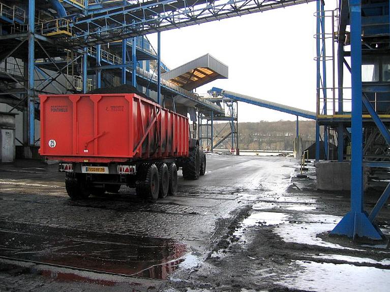 Camion benne assurant le transport du charbon du quai de réception à l'aire de stockage.