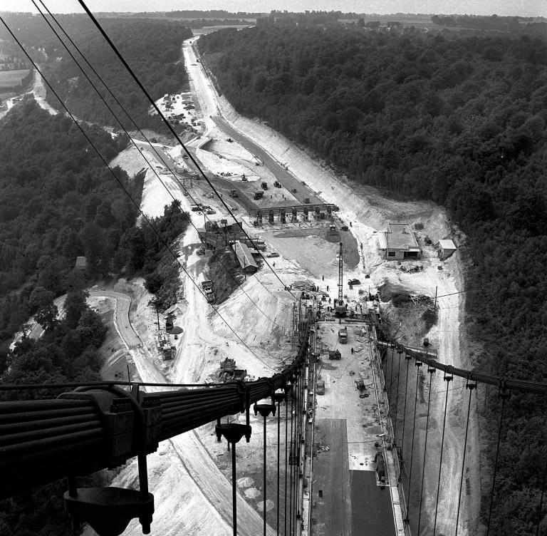 Vue aérienne du pont avec ses câbles en acier au premier plan.- Photographie, 1959 (GPMH).
