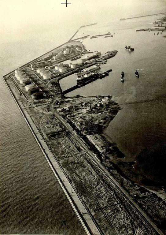 Reconstruction du terminal.- Photographie aérienne, 1952 (Coll. CIM).