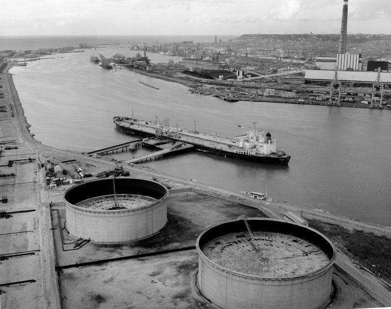 Terre-plein sud, détail de cuves et d'un appontement.- Photographie, vers 1970 (Grand Port Maritime du Havre)