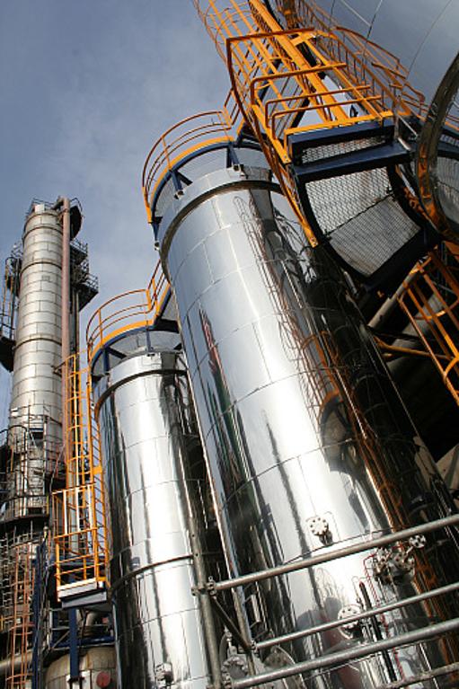 Réservoir et tours de distillation du vapocraqueur.- Photographie, 2005 (Total Pétrochemicals).