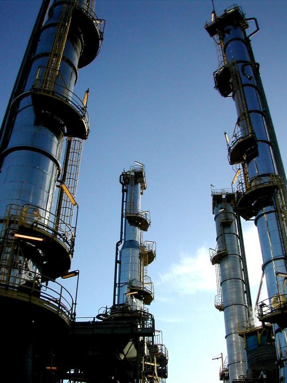 Colonnes de distillation de l'unité d'isomérisation des essences.- Photographie, 2004 (AP. Total).