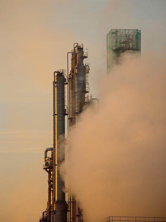 Unité butadiène, colonne de distillation.- Photographie, 2006 (Total Pétrochemicals).