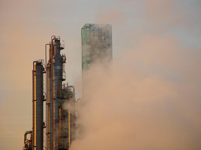 Unité butadiène, colonne de distillation.- Photographie, 2006 (Total Pétrochemicals).