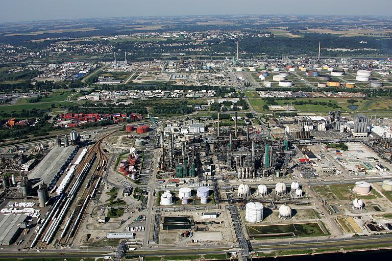 Vue aérienne de la partie ouest de l'usine et de la raffinerie de Normandie. Photographie, 2005 (Grand Port Maritime du Havre).