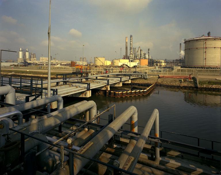 Racks et réservoirs.- Photographie, vers 2000 (Grand Port Maritime du Havre).