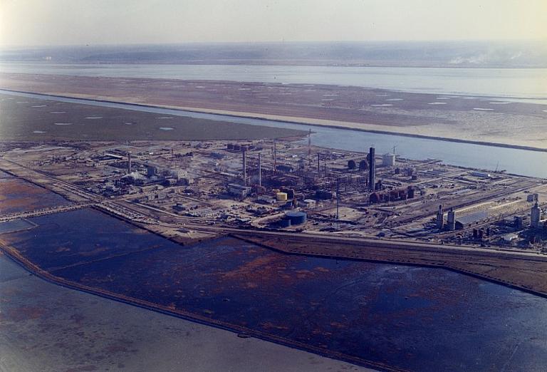 Vue aérienne de l'usine en construction.- Photographie, 1970 (Grand Port Maritime du Havre)